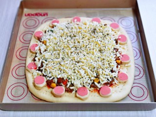 17、黑椒牛肉披萨,方形的大披萨同样按顺序依次做完。