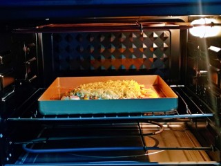 18、黑椒牛肉披萨,放入烤箱中层的烤网上，上下195度烤20分钟左右，注意观察颜色，具体时间及温度请根据自家烤箱性能另定。