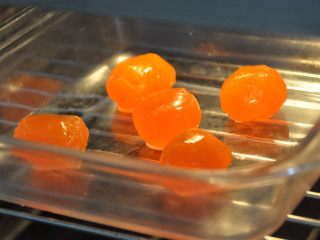 6、金沙奶黄月饼,将咸蛋黄蒸15分钟。