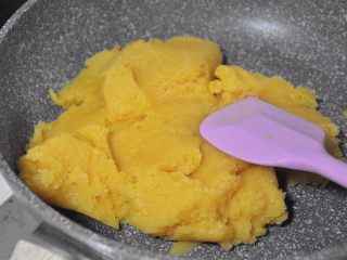18、金沙奶黄月饼,炒至奶黄馅抱团，干湿适度，冷却备用。