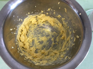 1、棉花糖淋酱夹心曲奇饼干,黄油软化，打至顺滑。