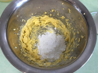 2、棉花糖淋酱夹心曲奇饼干,加入糖粉。