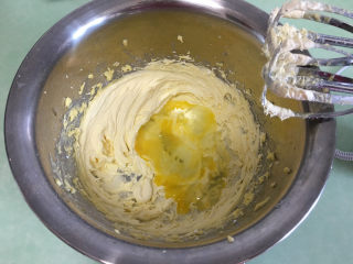 4、棉花糖淋酱夹心曲奇饼干,蛋液分三次加入，每一次加入都要打发好再加入下一次蛋液。