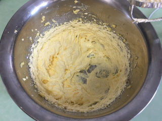 5、棉花糖淋酱夹心曲奇饼干,这是加完蛋液打发好的状态。