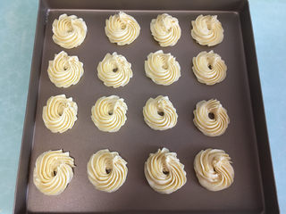 9、棉花糖淋酱夹心曲奇饼干,在烤盘上挤出自己喜欢的曲奇形状。