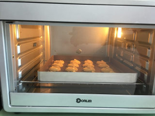 10、棉花糖淋酱夹心曲奇饼干, 放入提前预热好的烤箱进行烘烤，温度为170度，时间为20分钟。