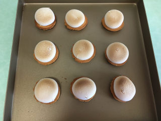 14、棉花糖淋酱夹心曲奇饼干,棉花糖烤至表面微黄后取出。