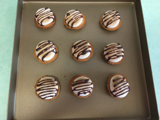 15、棉花糖淋酱夹心曲奇饼干,表面淋上巧克力炼乳。