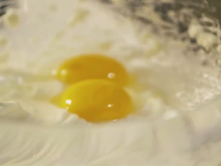 5、樱花芝士蛋糕,在芝士层加入鸡蛋与奶油奶酪搅拌均匀