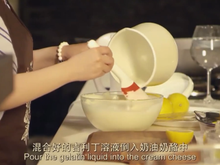 8、樱花芝士蛋糕,放入吉利丁片，搅拌至吉利丁片融化后倒入芝士层，搅拌均匀，芝士层完成