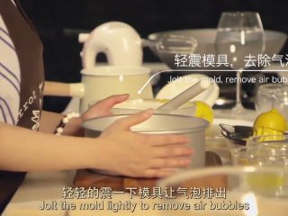 9、樱花芝士蛋糕,冰箱里取出蛋糕底座，将制作好的芝士层灌入，然后拿起模具在桌面上碰出气泡，放入冰箱加快芝士层凝固3-4小时