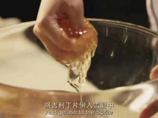 11、樱花芝士蛋糕,取小锅，倒入雪碧和砂糖加热搅拌，熬至40度左右关火，放入吉利丁片，搅拌至吉利丁片融化