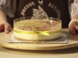 16、樱花芝士蛋糕,取出，用热毛巾擦拭模具边缘，轻轻脱模，装饰就好啦