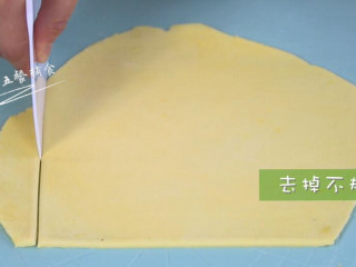 6、橙汁磨牙饼干,将面团擀成厚度3mm的大面片。再修整成正方形，切下来的边角也可以一起烤。