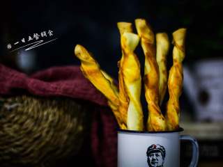 9、橙汁磨牙饼干,等你做过2次这种磨牙饼干，可以将橙汁替换成香蕉，面粉软硬合适一样可以做出来。