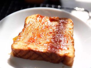 1、懒人元气料理,吐司上涂匀番茄酱