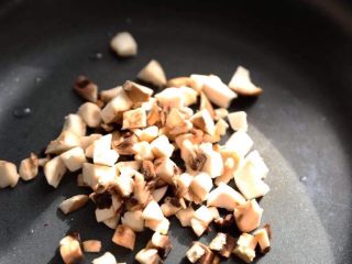 2、懒人元气料理,将蘑菇洗净后切碎，放入锅中小火，加一点点盐和黑胡椒干煸2-3分钟。