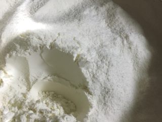 1、玫瑰饼干,低筋面粉和泡打粉提前混合过筛