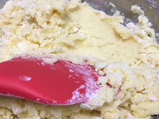 4、玫瑰饼干,加入打好的黄油里，用刮刀拌匀