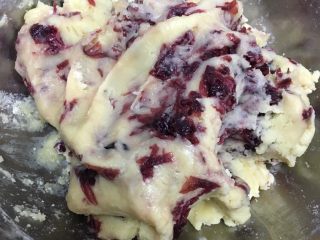 5、玫瑰饼干,再加入玫瑰花酱，揉成面团