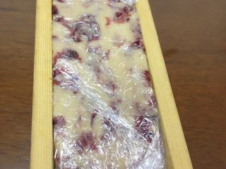 6、玫瑰饼干,用保鲜膜包裹面团，放入长方形模具中，放冰箱冷冻半小时或以上