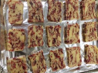 9、玫瑰饼干,放烤盘中烤20分钟左右即可。