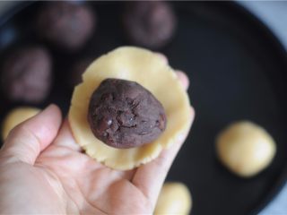 5、红豆月饼,将面皮压扁,红豆栗子馅放在中间