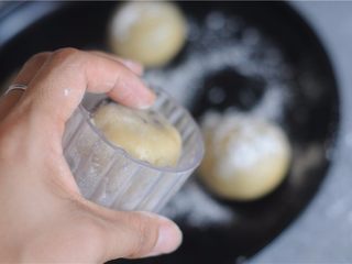 8、红豆月饼,将圆形月饼胚放进模具,稍微整理下,将面团全部按压进去