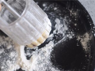 9、红豆月饼,用力将月饼胚压出来