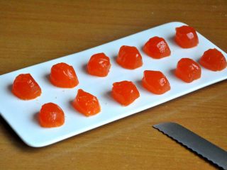 6、豆沙蛋黄月饼,我做的50克月饼，我这个咸蛋黄约16克一个，若放整颗蛋黄会包不住，先切成两半。（我用的袋装真空咸蛋黄，提前泡一天油会比较好）