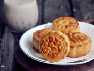 16、豆沙蛋黄月饼,制作好的月饼放室温，阴凉干燥处密封保存就可以了，可以放2-3周左右，若在包装里放一些脱氧剂，可以保存1月左右。