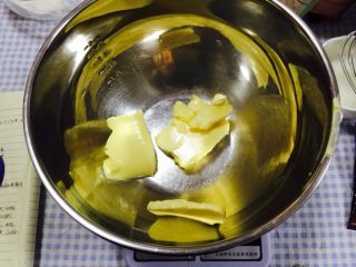 5、花样曲奇,室温软化黄油。不宜放阳光下晒（选用安佳黄油可以让你的饼干口味更好）