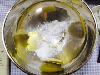 6、花样曲奇,糖粉加入打发。先拌一下防止糖粉溅出