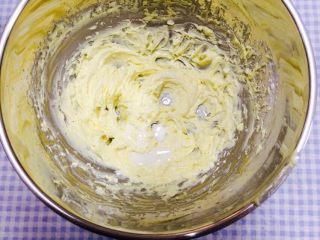 9、花样曲奇,加入牛奶和盐的混合液体一档打发