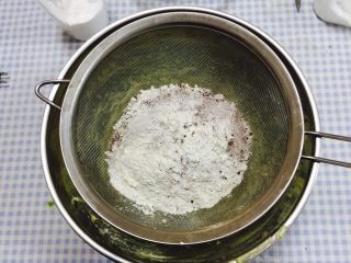 12、花样曲奇,因为比较多，分成三份分次过筛