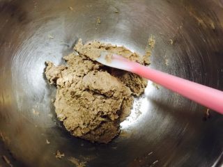 17、花样曲奇,面团已成。大的八齿花嘴挤花、烤箱130度40分钟