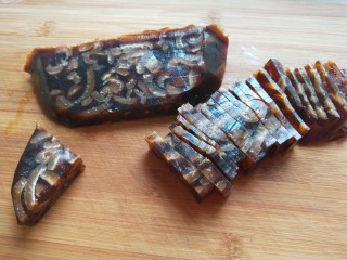 6、新文美食  凉拌猪皮冻,在拿出来完全凝固成冻了，切成条，在切成小片。