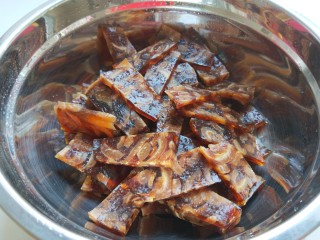 7、新文美食  凉拌猪皮冻,放入盆中。