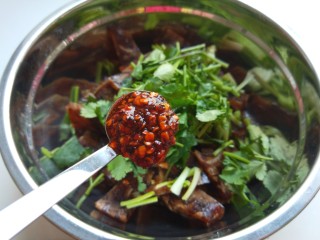 9、新文美食  凉拌猪皮冻,加入油辣子。