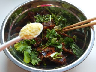 11、新文美食  凉拌猪皮冻,加入适量鸡精。