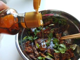 12、新文美食  凉拌猪皮冻,倒入适量香油。