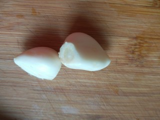 13、新文美食  凉拌猪皮冻,大蒜瓣洗干净。