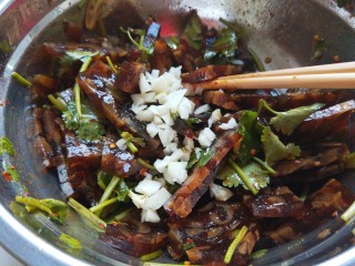 15、新文美食  凉拌猪皮冻,加入盆中搅拌均匀即可装盘。