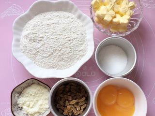 1、葡萄干奶酥,准备好所有食材。