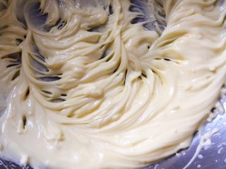 2、葡萄干奶酥,黄油室温软化至手指可以戳动，用电动打蛋器搅打一下。