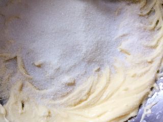 3、葡萄干奶酥,加入奶粉和绵白糖。