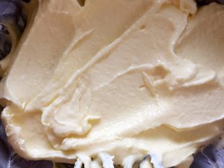 4、葡萄干奶酥,用电动打蛋器搅打至体积膨松。