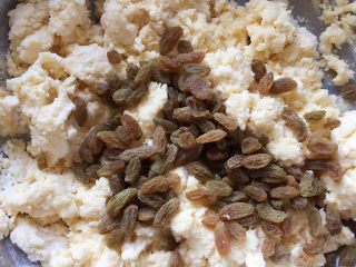 7、葡萄干奶酥,倒入葡萄干拌匀。