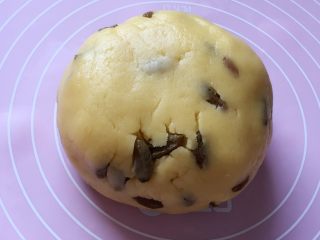 8、葡萄干奶酥,用手和成面团。