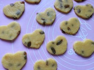 10、葡萄干奶酥,然后用模具压出形状。如果没有模具，也可以用刀切成长条状或四方块。